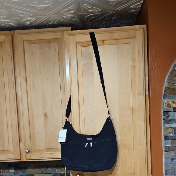 Baggallini Cargo Bagg Black Nylon Hobo Crossbody Shoulder Bag Travel NWT - Picture 1 of 6